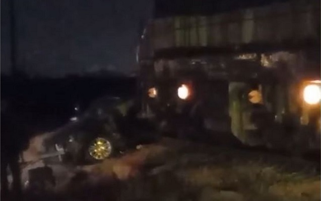 bakida-avtomobil-teplovoz-yoluna-cixdi-olen-var