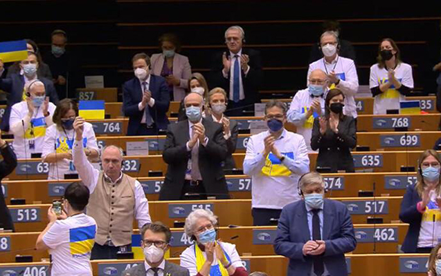 Avropalı deputatlar Zelenskini göz yaşları içində alqışladı