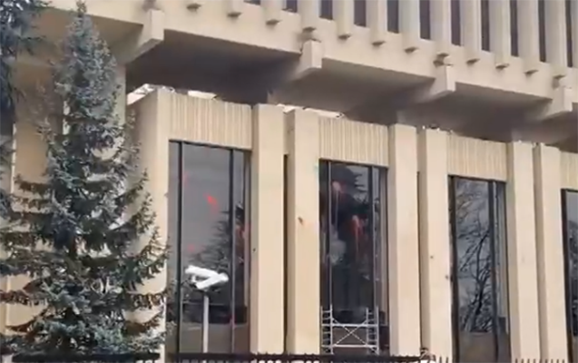 parisde-rusiya-sefirliyine-boya-atildi