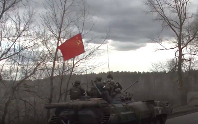 Ukraynada SSRİ bayrağı ilə hərəkət edən rus tankı görüntüləndi