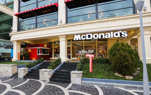 unikal-dizayna-malik-yenilenmis-mcdonalds-restoraninin-acilisi-olub