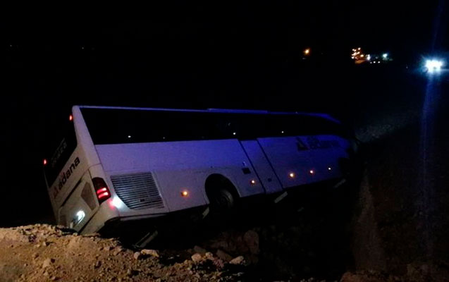 turkiyede-avtobus-dereye-asdi-23-yarali