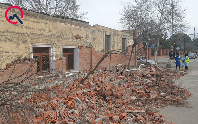 guclu-kulek-divari-ana-ile-qizinin-ustune-asirdi