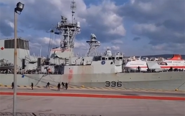 yunanistanda-nato-gemisine-qirmizi-boya-atdilar