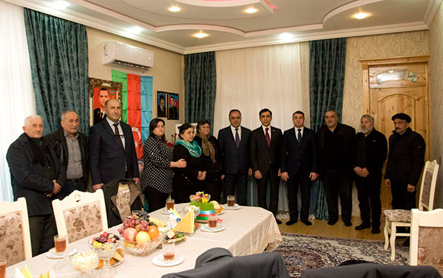 deputatla-icra-bascisi-goranboyda-sehid-aileleri-ile-bayram-kecirib