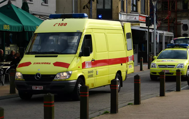 belcikada-avtomobil-kutleye-cirpildi