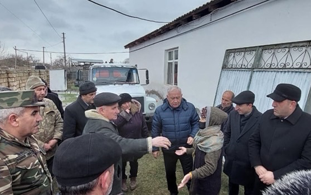 fuzulinin-icra-bascisi-yagisdan-zerer-ceken-sakinlerle-gorusdu