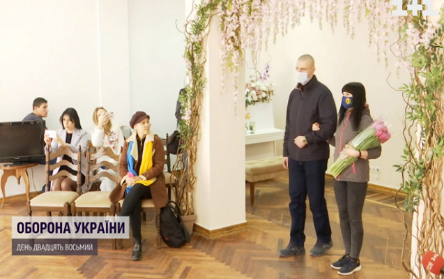 ukraynali-yarali-herbci-xestexanada-evlendi