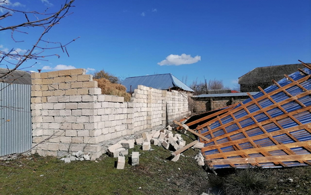 guclu-kulek-mektebin-dam-ortuyunu-qopardi