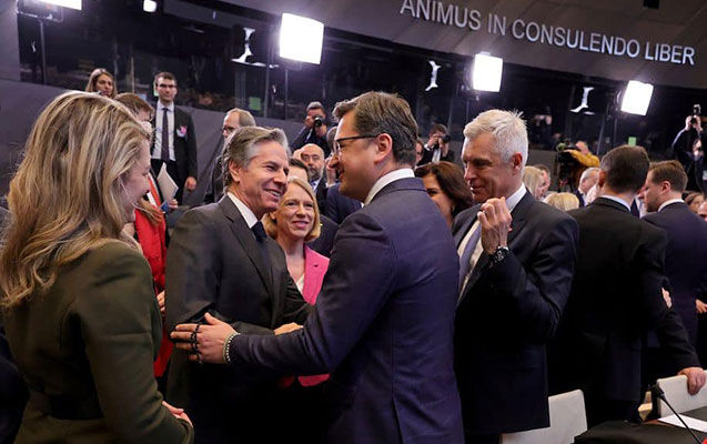 gundeliyimde-uc-movzu-var-idi-silahlar-silahlar-silahlar