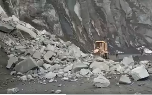 qaya-parcalari-lahic-yolunu-bagladi