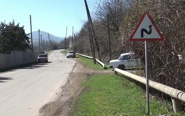 avtobusdan-dusen-qadini-masin-vurub-oldurdu