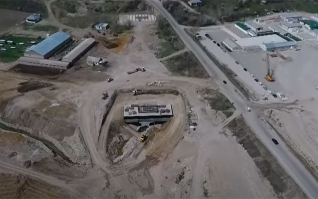 azerbaycanda-ilk-defe-avtomobil-yolunda-asma-korpu-tikilir