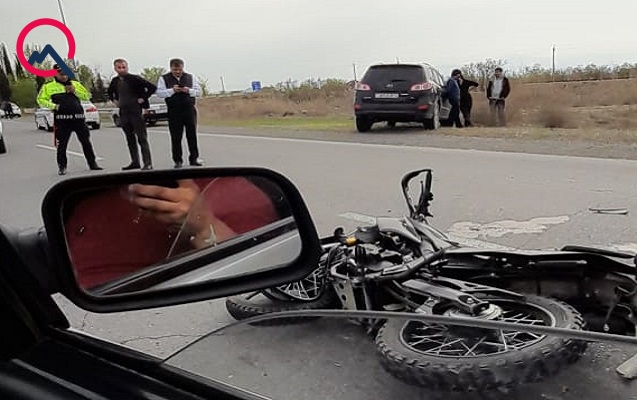 motosiklet-yuk-masini-ile-toqqusdu-surucu-oldu