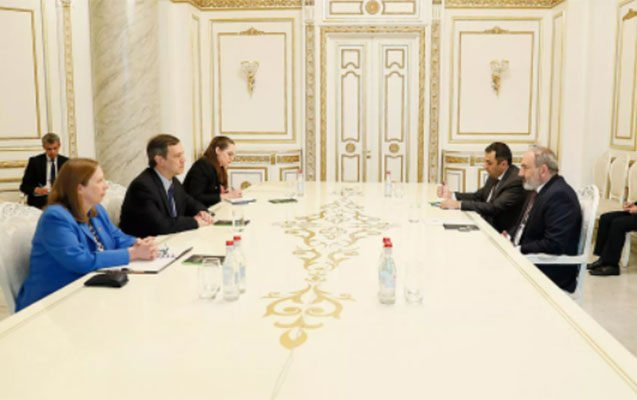 pasinyan-amerikali-hemsedrle-qarabagdaki-veziyyeti-muzakire-etdi