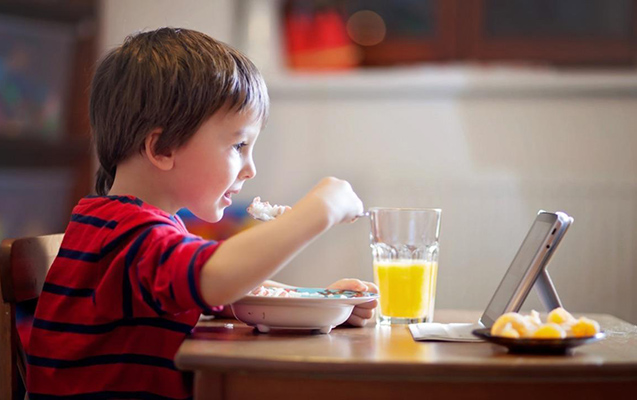 hekimden-usaqlari-plansete-baxaraq-yemek-yeyen-valideynlere