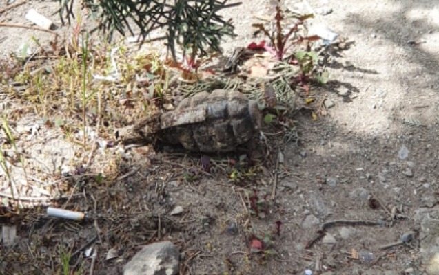 yasamalda-kuceni-temizleyen-fehle-qumbara-tapdi
