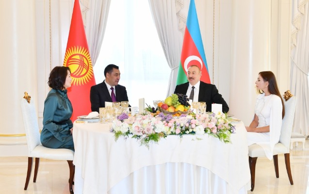 qirgizistan-prezidenti-ve-xaniminin-serefine-resmi-ziyafet-verildi