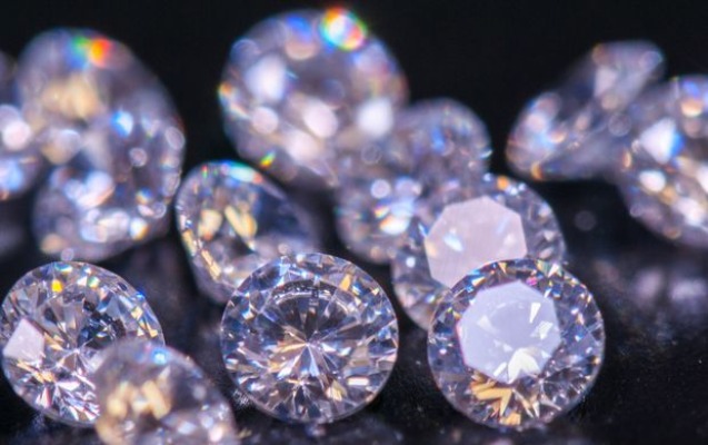 onlayn-sifarisinin-icinde-119-minlik-brilyant-kecirmek-istedi