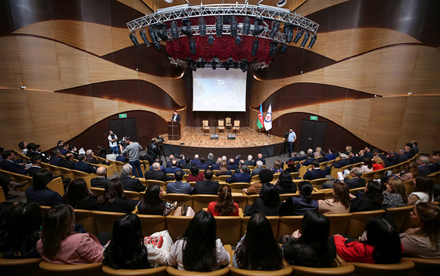 baki-avrasiya-universiteti-30-yasini-qeyd-edir