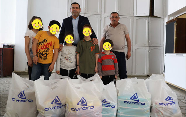 avrora-qrup-azteminatli-ailelere-ve-usaq-evlerine-bayram-sovqati-catdirdi