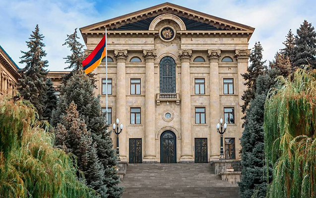 ermenistan-muxalifeti-parlamentin-binasini-ele-kecirmek-isteyir