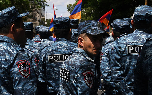 irevanda-aksiyacilarla-polis-arasinda-toqqusma-oldu