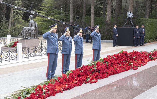gomrukculer-heyder-eliyevin-mezarini-ziyaret-etdi