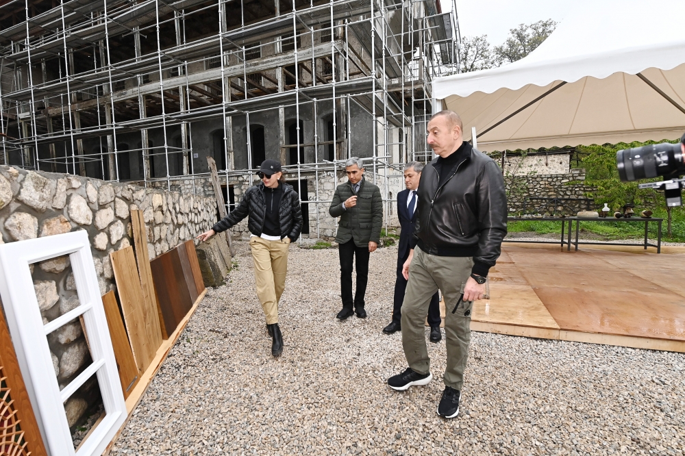 ilham-eliyev-ve-mehriban-eliyeva-shusha-boutique-hotelin-yerleseceyi-erazide