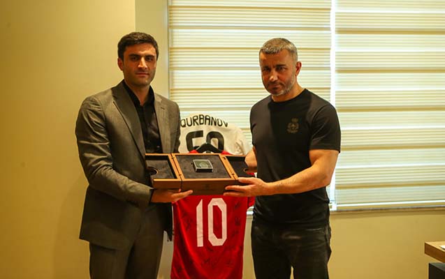 qurban-qurbanova-qarabag-zefer-saati-hediyye-edildi