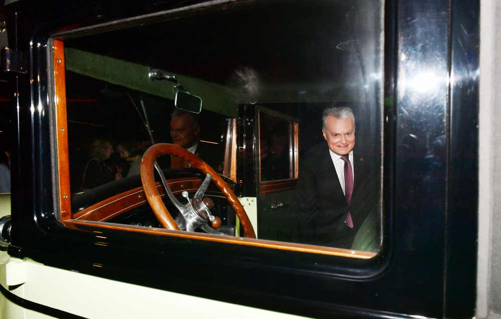 Prezidentlər klassik avtomobillərə baxdılar - FOTOLAR