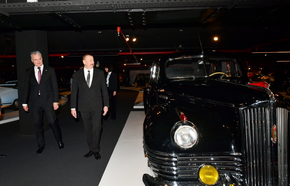 Prezidentlər klassik avtomobillərə baxdılar - FOTOLAR