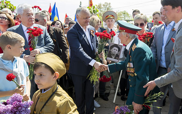 Moldovanın keçmiş prezidenti “Georgi lenti” taxdığına görə cərimələndi