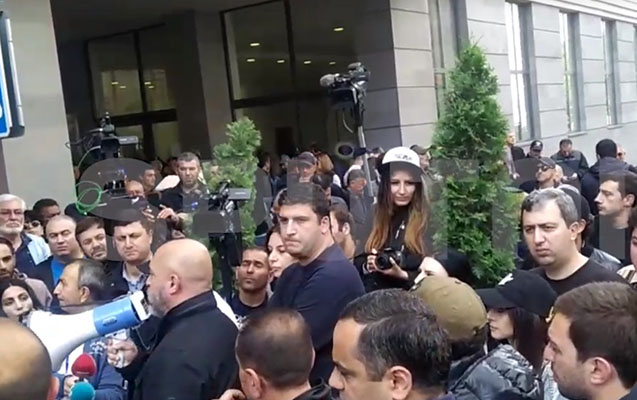 Etirazçılar Ermənistan XİN-in binasına girişi bağladı