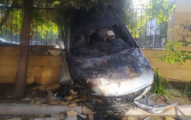 bakida-xestexananin-hasarina-cirpilan-avtomobil-yandi