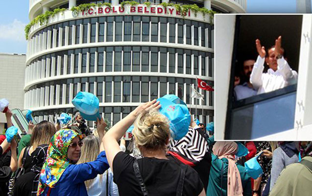 Türkiyədə bələdiyyə sədri etirazçılara oynayaraq reaksiya verdi