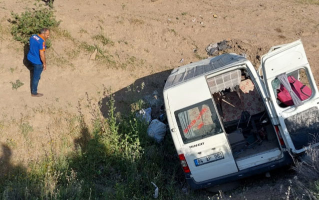 Türkiyədə mikroavtobus aşıb, ölənlər var