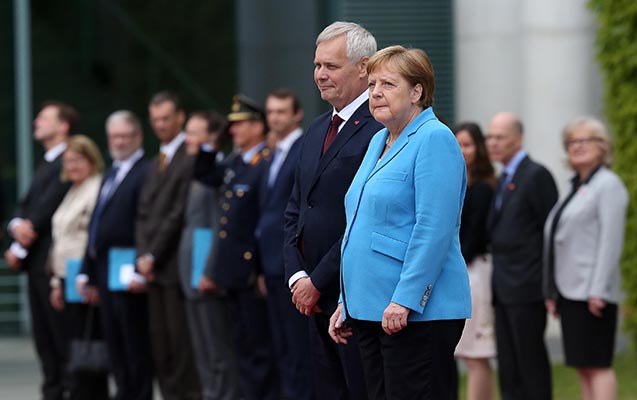 merkel-titremesinin-sebeblerini-aciqladi