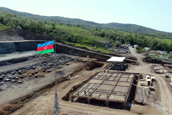 kelbecerden-lacina-yuksekgerginlikli-elektrik-xetti-cekilir
