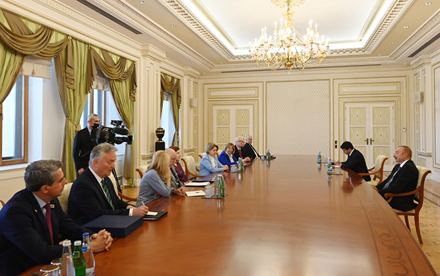 ilham-eliyev-nizami-gencevi-beynelxalq-merkezinin-hemsedrlerini-ve-idare-heyetinin-uzvlerini-qebul-etdi