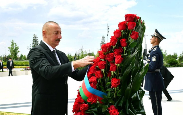 ilham-eliyev-savkat-mirziyoyevle-musteqillik-abidesini-ziyaret-etdi