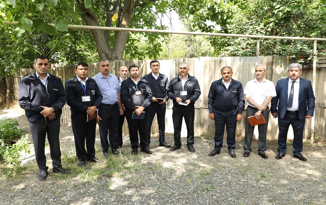 aciq-mikrofon-bu-defe-agstafada