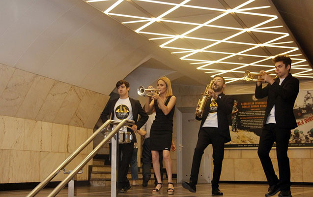 baki-metrosunda-musiqili-flesmob-kecirildi