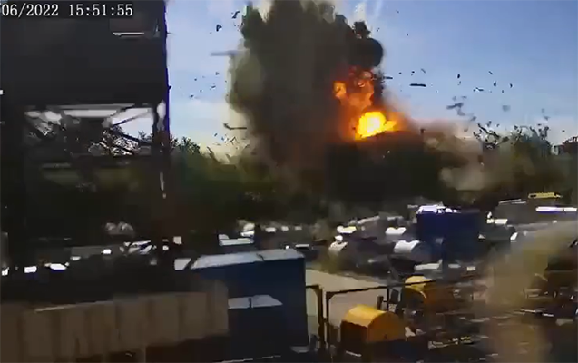 Ukraynada ticarət mərkəzinin vurulma anı - Video