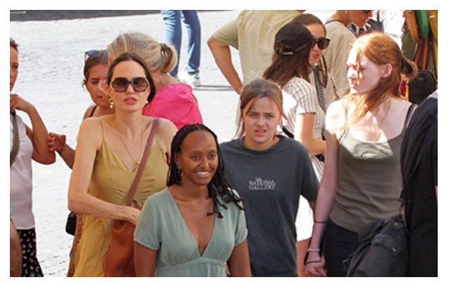 Джоли с дочерьми в Италии