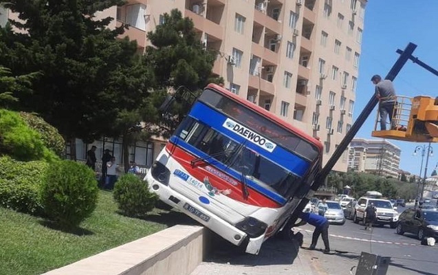 В Баку автобус врезался в тротуар