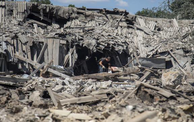 Rusiya Donetskdə binaya raket atdı - Ölən və yaralananlar var