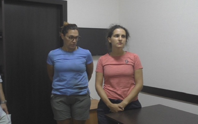 qaxda-mesede-iten-ecnebi-qadinlar-tapildi