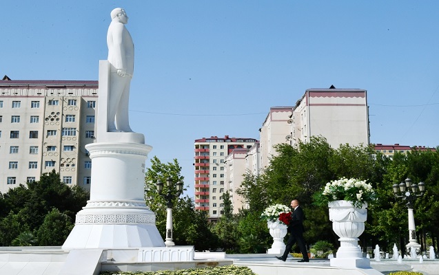 prezident-sumqayitda-ulu-onderin-abidesini-ziyaret-etdi