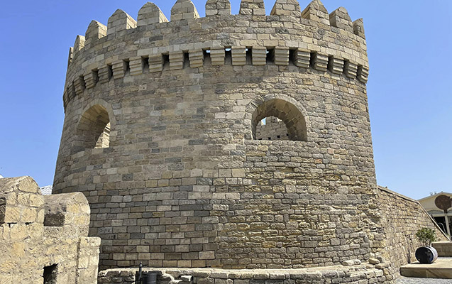 qala-divarlarinin-korlanmasi-ile-bagli-yayilan-sekiller-kohnedir